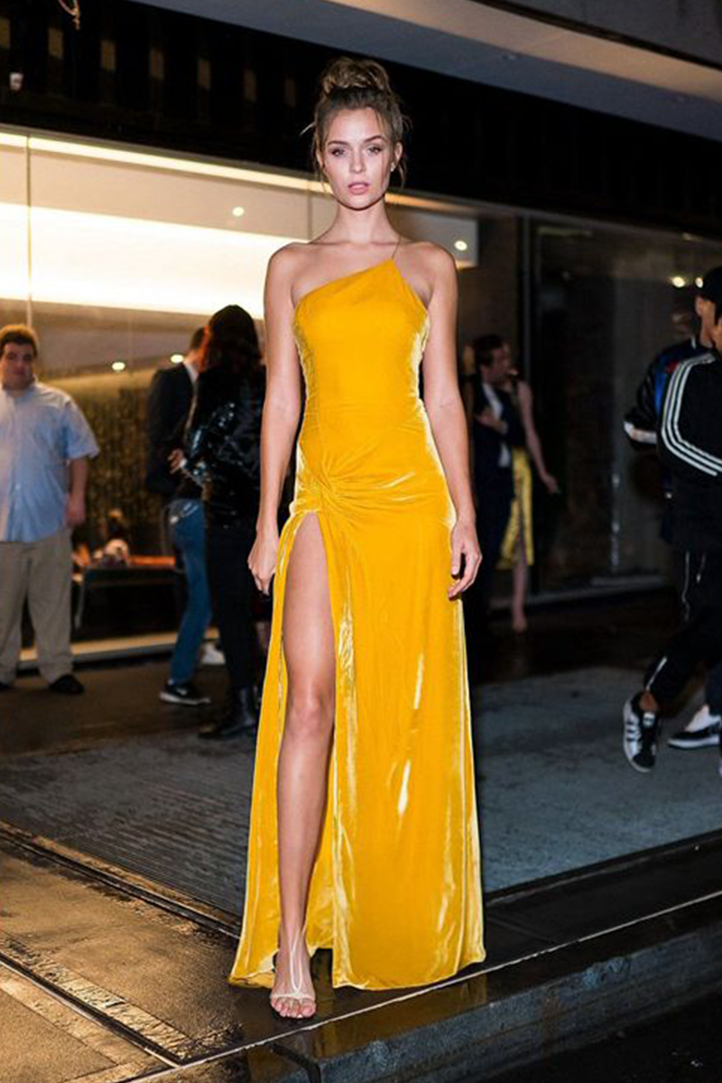 Golden Hour – Josephine Skriver Yellow Velvet Asymmetrical Gown