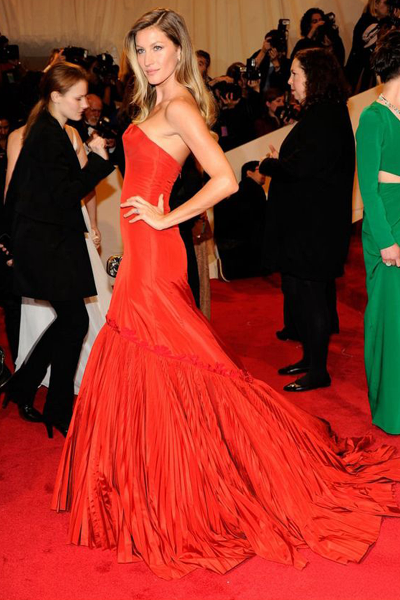 Crimson Glamour – Gisele Bündchen Met Gala-Inspired Strapless Red Pleated Silk Gown