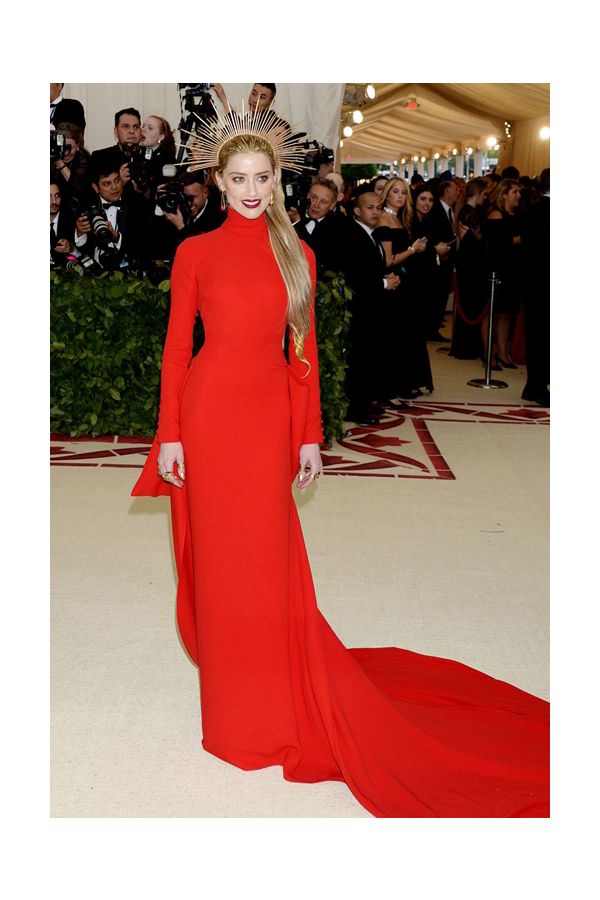 Crimson Reverence – Amber Heard Met Gala 2018–Inspired High-Neck Column Gown with Sweep Train