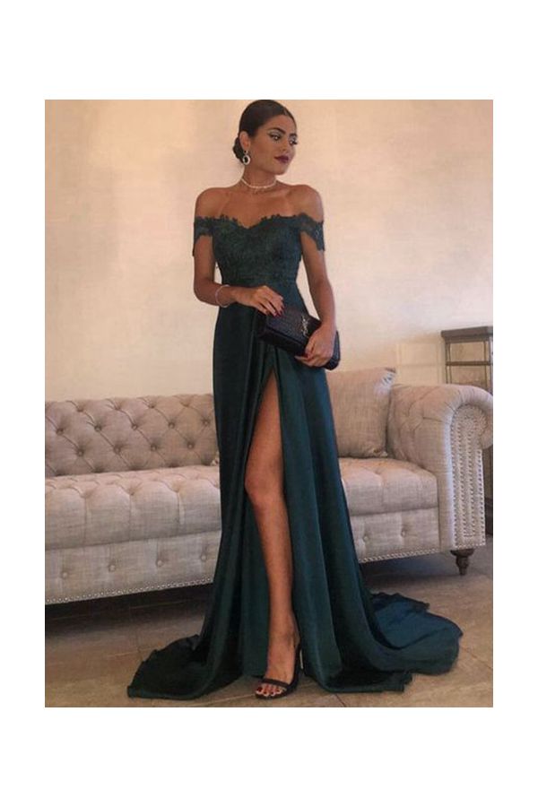 Emerald Enchantment – Off-the-Shoulder Lace & Chiffon Gown