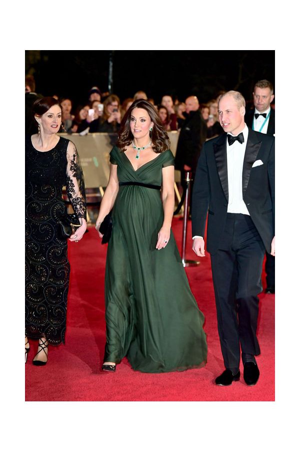 Regal Radiance – Emerald Green Off-the-Shoulder Empire-Waist Gown