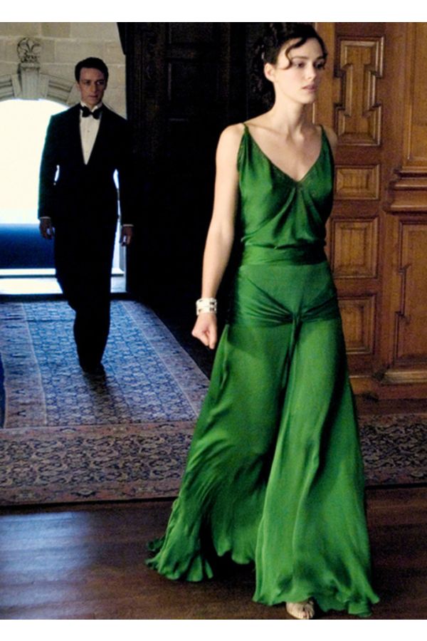 Emerald Elegance – Keira Knightley Green Cowl-Neck Satin Gown