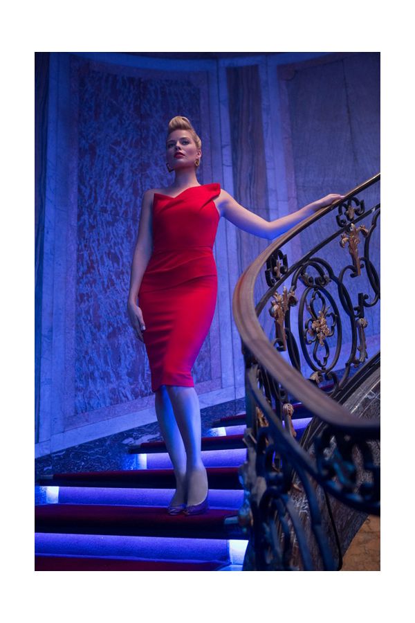 Scarlet Elegance – Margot Robbie Red Sleeveless Sheath Dress