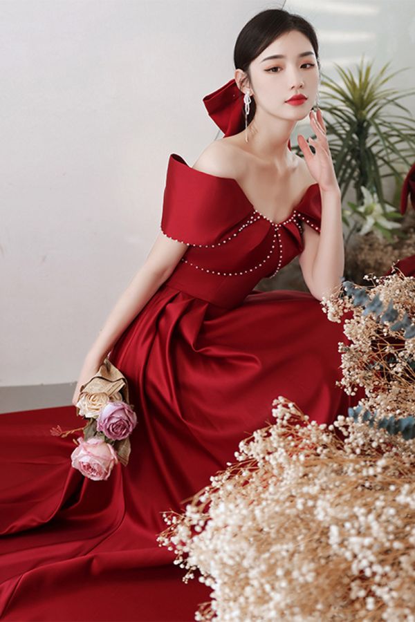 Elegant Red Satin Gown with Bow Detail – Perfect for Formal Occasions
