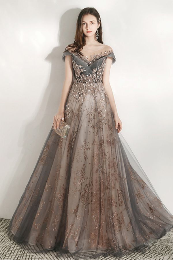 Golden Enchantment Evening Gown – Floral Embellishments & Flowing Tulle