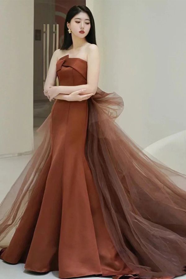 Amber Elegance Strapless Gown – Flowing Tulle Train & Satin Finish
