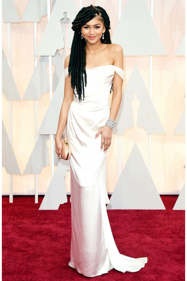 Pearl Glow – Zendaya Oscars-Inspired Off-Shoulder Satin Column Gown with Sweep Train