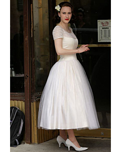 Charming Elegance – Short-Sleeve White Tulle Dress with Full Skirt Inspired by Rachel Brosnahan
