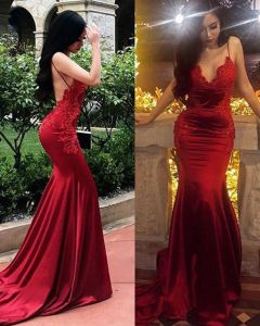 Scarlet Empress – Lace-Embroidered Satin Mermaid Gown