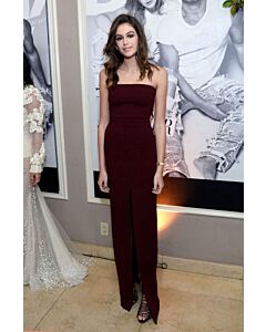 Sleek Sophistication – Kaia Gerber Burgundy Strapless Column Gown with Front Slit