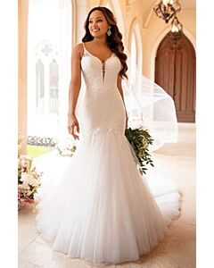 Lace V-Neck Mermaid Gown with Tulle Skirt for Formal Events