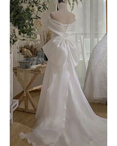 Romantic Off-Shoulder Bow-Back Gown – Elegant Satin Wedding Dress with Flowing Train