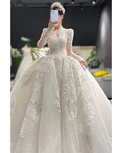 Exquisite Bridal Gown with Beaded Embellishments and Regal Sleeves – Perfect for a Dream Wedding