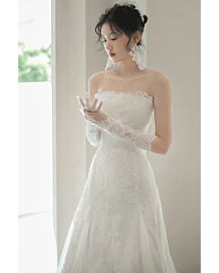 White Lace Strapless Bridal Gown – Perfect for Romantic Ceremonies