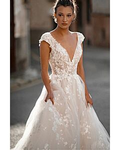 Elegant V-Neck Lace Tulle Ball Gown for Formal Events