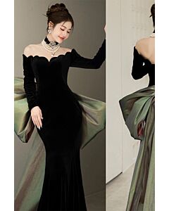 Obsidian Aurora – Off-Shoulder Velvet Mermaid Gown with Iridescent Bow