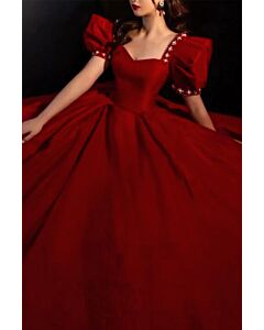 Royal Scarlet Ballgown – Puff Sleeves & Classic Princess Silhouette