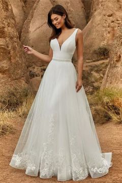 V-Neck Lace-Trimmed Tulle Ball Gown with Long Train for Formal Events