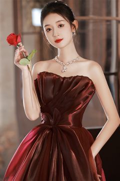 Crimson Elegance Strapless Gown – Flowing Tulle Ballgown