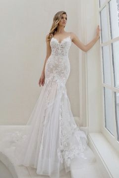 Lace Mermaid Gown with Sweetheart Neckline and Long Train for Formal Events