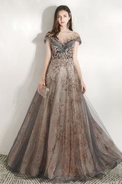 Golden Enchantment Evening Gown – Floral Embellishments & Flowing Tulle
