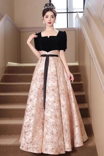 Midnight Bloom – Puff-Sleeve Velvet Bodice & Floral Jacquard Ball Gown