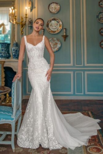 Lace Mermaid Gown with Sweetheart Neckline and Long Train for Evening Events