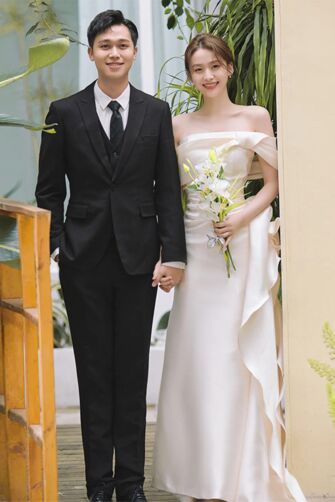 Ivory Off-Shoulder Bridal Gown with Draped Bow – Perfect for Modern Weddings