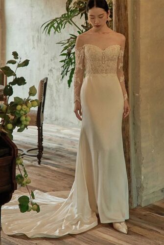 Ivory Lace Off-Shoulder Bridal Gown with Long Sleeves – Perfect for Romantic Weddings