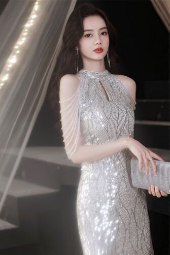 Silver Sparkle Sheath Dress – Glamorous Sequin Mini Dress with Cold-Shoulder and Chain Detail