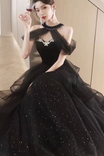 Enchanting Black Halter Velvet and Tulle Gown with Sparkling Embellishments – Perfect for Red Carpet Galas