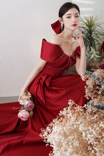 Elegant Red Satin Gown with Bow Detail – Perfect for Formal Occasions