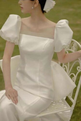 Vintage Ivory Bow-Back Gown – Elegant Puff Sleeve Bridal Dress with Open Back
