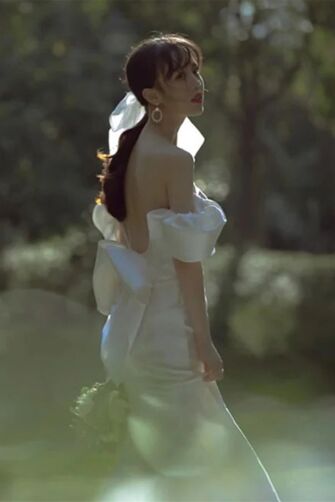 Ivory Puff-Sleeve Open-Back Bridal Gown with Bow – Perfect for Weddings