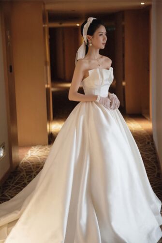 Timeless Elegance Strapless Ball Gown – Classic Satin Wedding Dress with Pleated Bodice