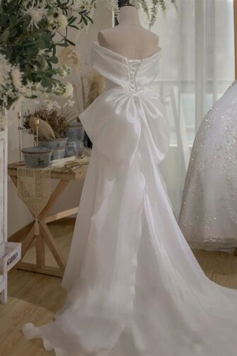 Romantic Off-Shoulder Bow-Back Gown – Elegant Satin Wedding Dress with Flowing Train