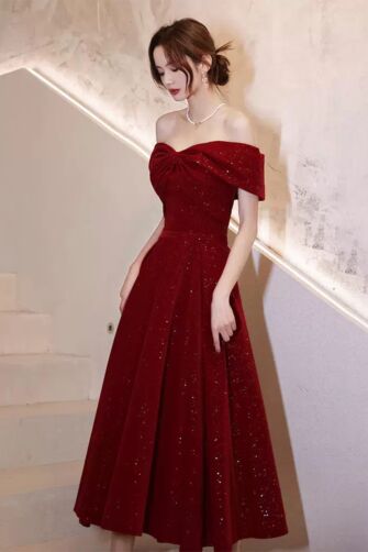 Scarlet Elegance – Off-Shoulder Velvet Midi Dress with Glitter Accents