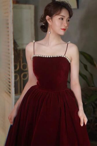 Regal Burgundy Velvet Gown – Luxe Pearl-Trimmed A-Line Dress for Elegant Occasions
