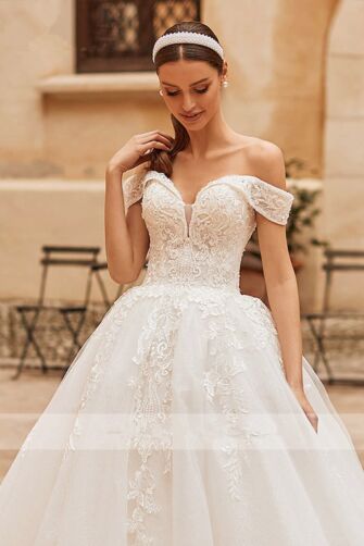 Off-the-Shoulder V-Neck Lace Bodice Tulle Ball Gown with Long Train for Wedding Events
