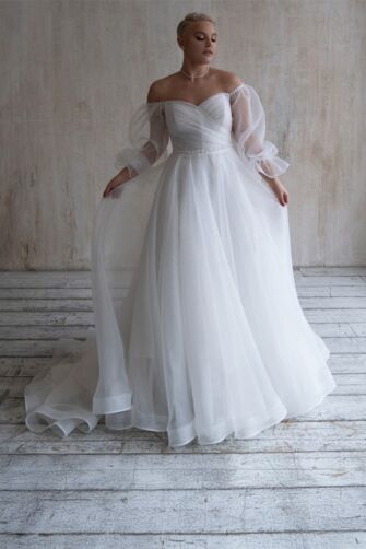 Off-the-Shoulder Puff Sleeve Tulle Ball Gown with Long Train for Formal Events