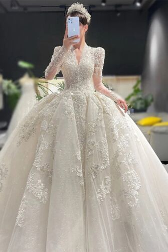 Exquisite Bridal Gown with Beaded Embellishments and Regal Sleeves – Perfect for a Dream Wedding
