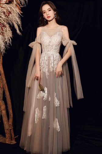 Ethereal Blush Tulle Gown with Delicate Lace Appliqués – Perfect for Weddings and Formal Events