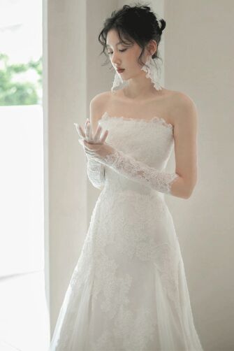 White Lace Strapless Bridal Gown – Perfect for Romantic Ceremonies