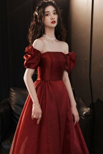 Regal Ruby Ball Gown – Elegant Square-Neck Puff Sleeve Dress for Formal Occasions