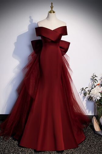 Sophisticated Off-Shoulder Burgundy Evening Gown with Tulle Accents for Formal Events