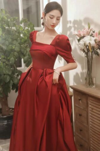 Elegant Red Satin Puff-Sleeve Gown with Square Neckline – Perfect for Formal Events and Galas