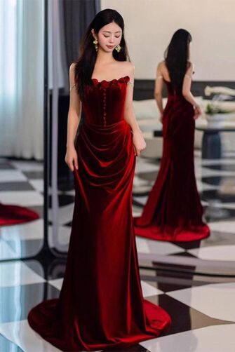 Luxurious Ruby Velvet Evening Gown with Sweetheart Neckline and Elegant Draping