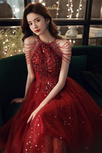 Crimson Sparkle Beaded Gown with Glamorous Shoulder Accents – Perfect for Elegant Evenings and Formal Events