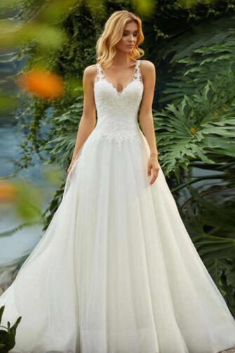 Lace-Top Tulle A-Line Gown with V-Neck for Formal Events