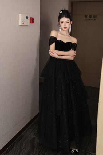 Midnight Veil – Off-Shoulder Velvet & Layered Tulle Gown